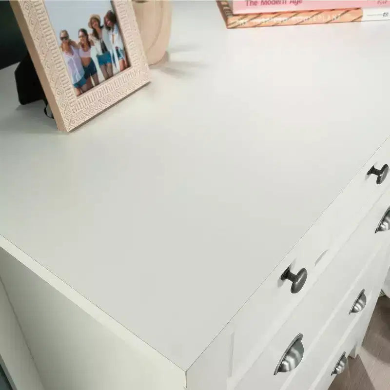 8,25 po H Commode verticale en bois composite avec 4 tiroirs au fini blanc