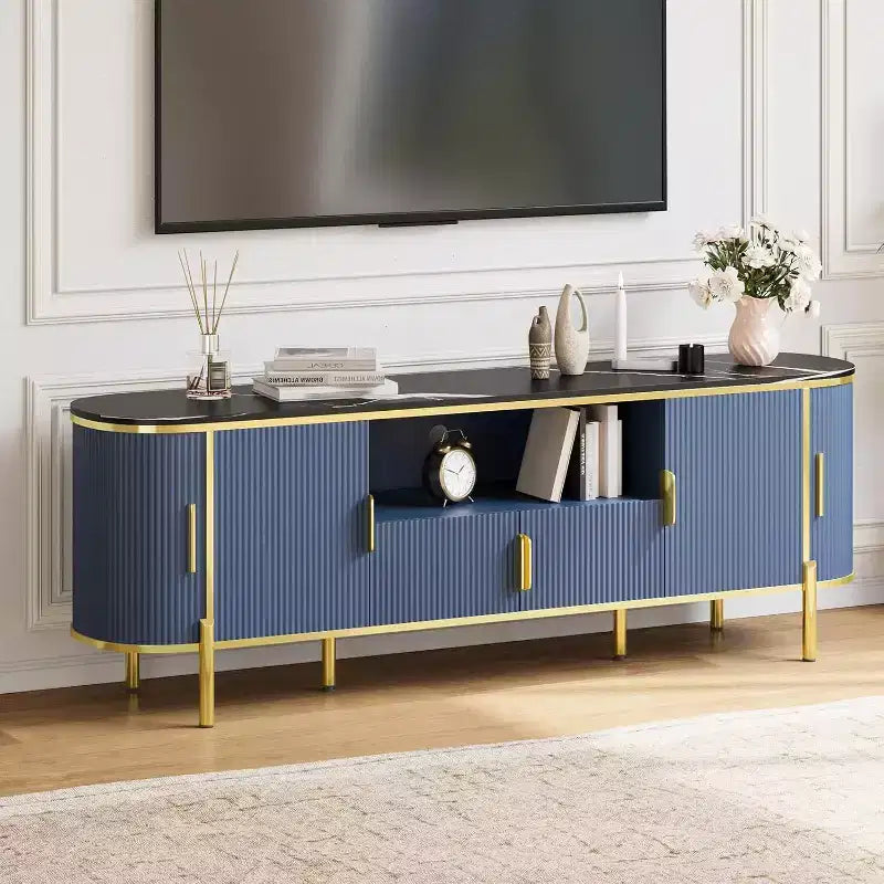 Meuble TV cannelé, centre de divertissement TV avec plateau en faux marbre, console avec étagères réglables et portes coulissantes, pour salon, chambre à coucher