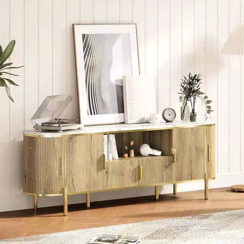 Meuble TV cannelé, centre de divertissement TV avec plateau en faux marbre, console avec étagères réglables et portes coulissantes, pour salon, chambre à coucher