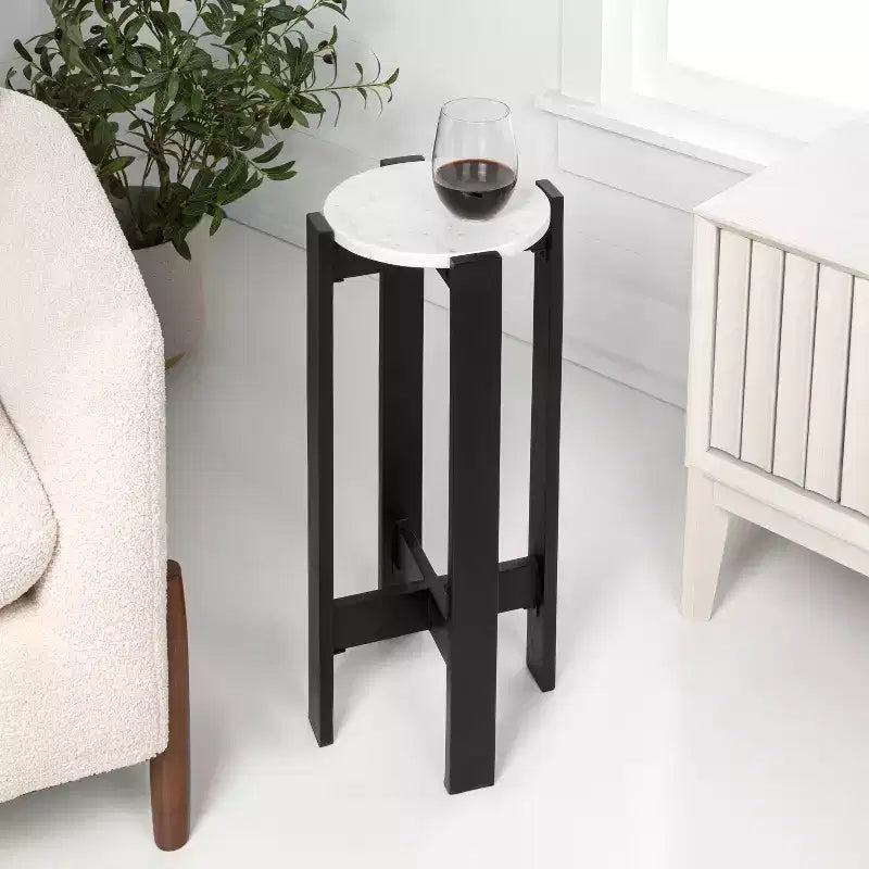 Table d'appoint minimaliste en bois structuré avec plateau rond en marbre blanc