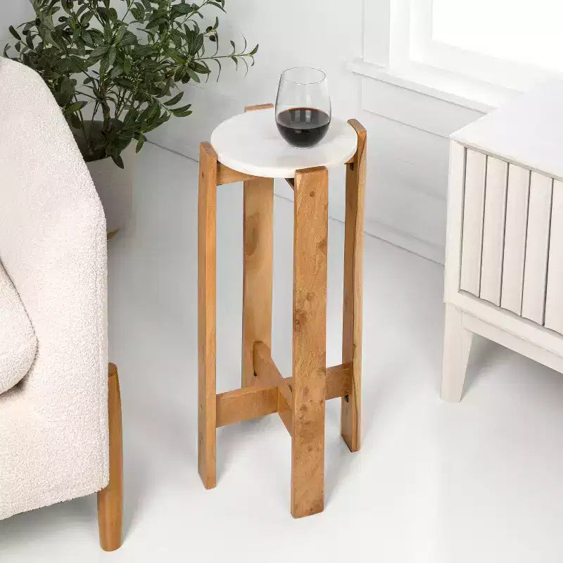 Table d'appoint minimaliste en bois structuré avec plateau rond en marbre blanc